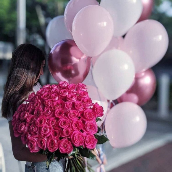 Подарочный набор 51 розовая роза и воздушные шары в Москве