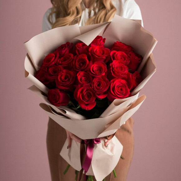 Букет 11 красных роз с эвкалиптом и упаковкой в Москве