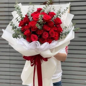 Букет 15 красных роз с эвкалиптом и оформлением