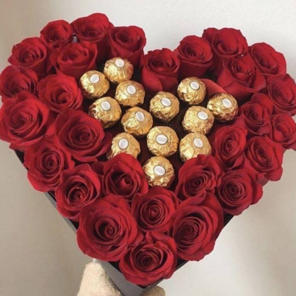 Коробка в форме сердца с красными розами и конфетами Фереро Роше в Москве