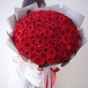 101 красная роза в серой стильной упаковке