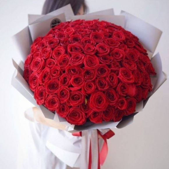101 красная роза в серой стильной упаковке в Москве