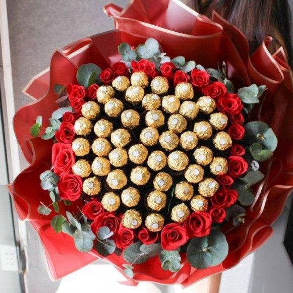 Большой букет с конфетами Ферреро Роше и красными розами с упаковкой в Москве