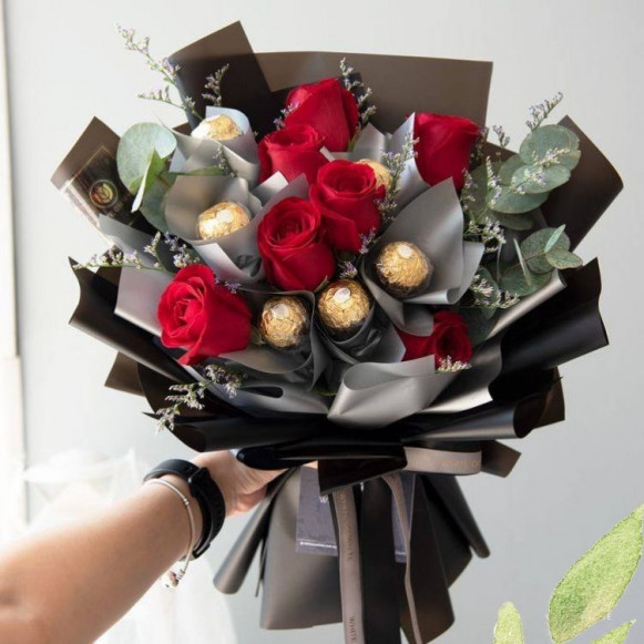 Букет красных роз с конфетами Ферреро Роше в Москве