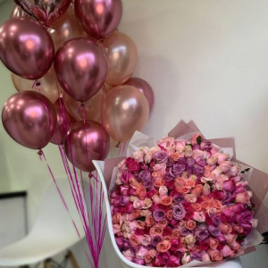 Букет 151 разноцветная роза и набор шаров с сердцем