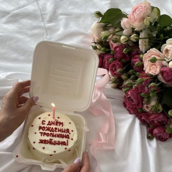 Букет 15 кустовых пионовидных роз микс и бенто-торт в Москве