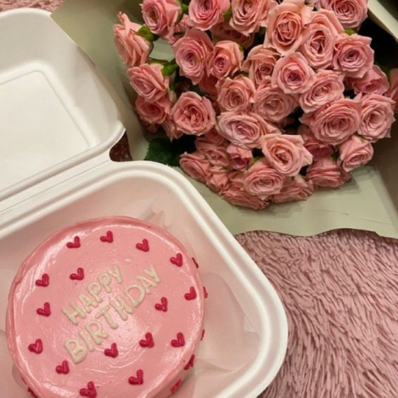Букет 19 кустовых роз в крафте и бенто-торт в Москве