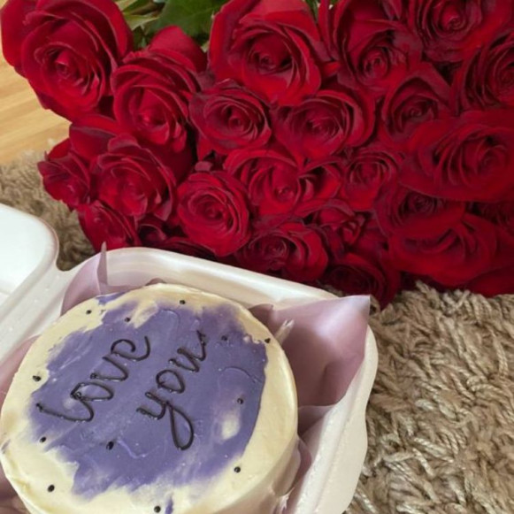 Букет 25 красных роз Эквадор и торт бенто в Москве