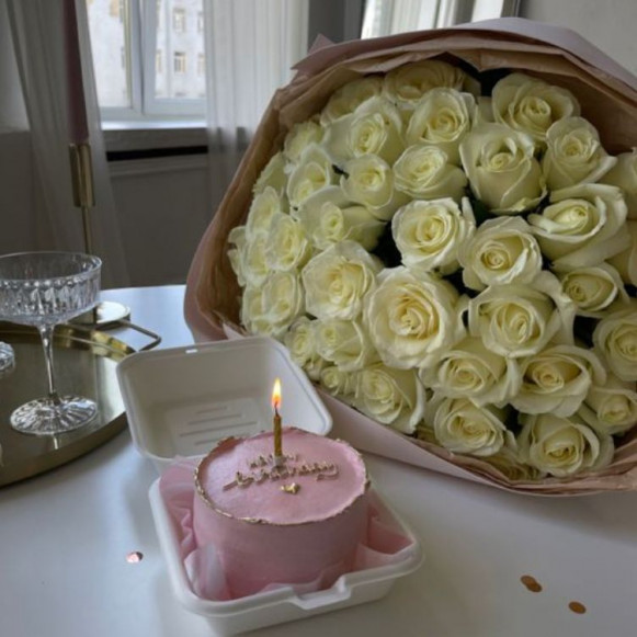 Набор букет 31 белая роза в крафте и бенто-торт в Москве