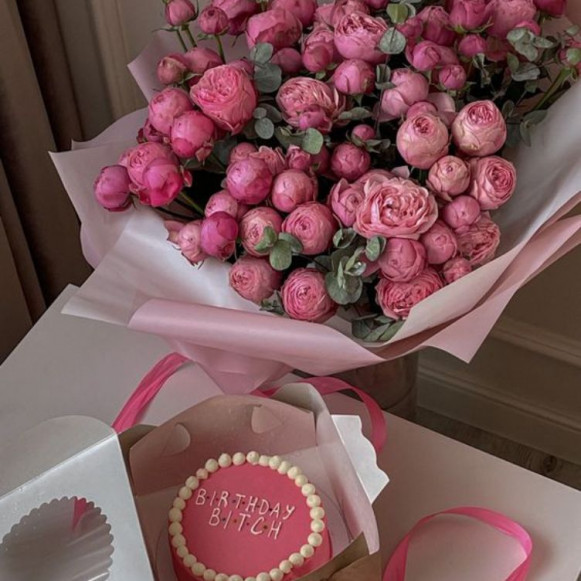Набор букет 31 пионовидной розы премиум и бенто-торт в Москве