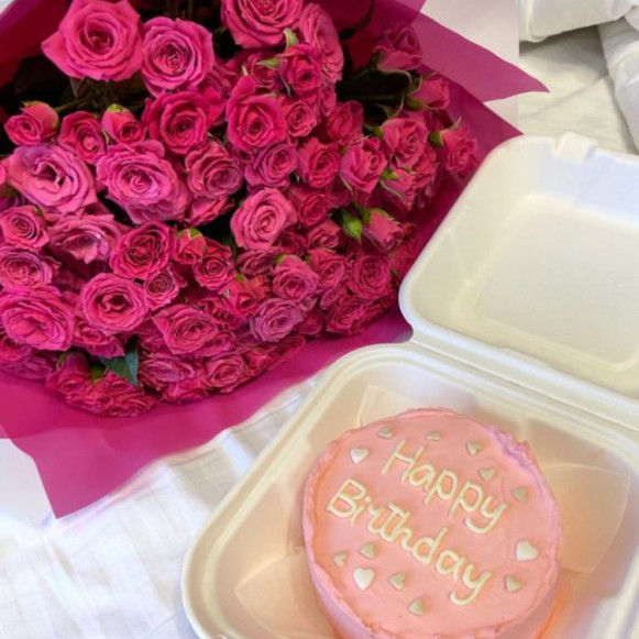 Букет 51 ветка кустовой розовой розы и торт бенто в Москве