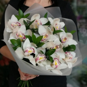 Нежный букет из 15 белых орхидей