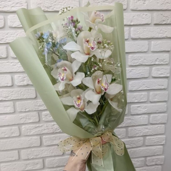 Букет из 5 бутонов орхидеи и веточек полевых цветов в Москве