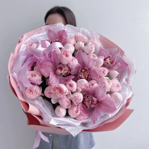 Букет розовых орхидей и пионовидных роз