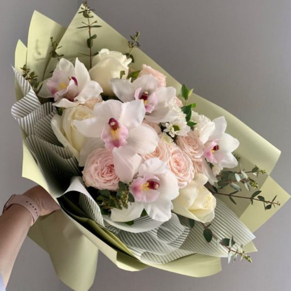 Нежный букет с белыми орхидеями и розами в Москве