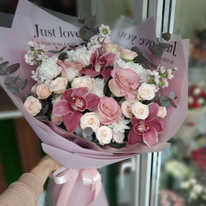 Сборный букет с розовыми орхидеями и белыми розами