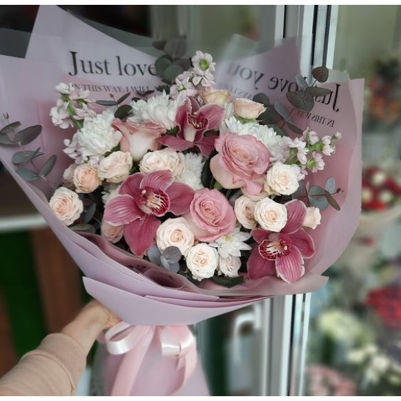 Сборный букет с розовыми орхидеями и белыми розами в Москве