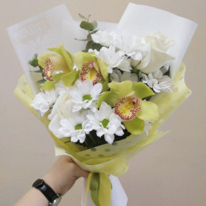 Сборный небольшой букет с орхидеями и ромашками