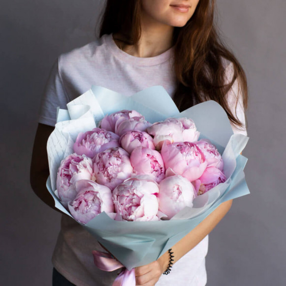 Букет 15 розовых пионов с нежным оформлением