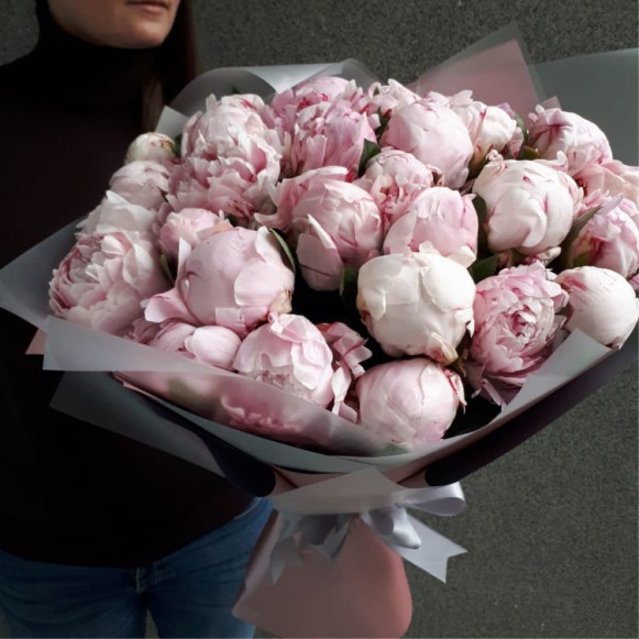 Букет 25 розовых пионов с упаковкой в Москве