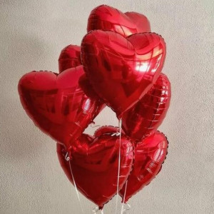 Красные фольгированные шары сердца