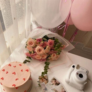 Подарочный набор букет кустовых роз и тортик