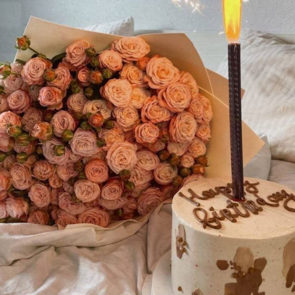 Подарочный набор большой букет кустовых роз и тортик