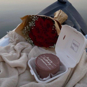 Подарочный набор букет красных роз и тортик
