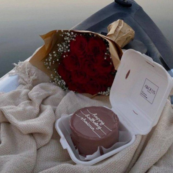 Подарочный набор букет красных роз и тортик в Москве