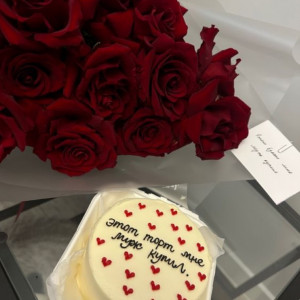 Подарочный набор букет красных роз и тортик
