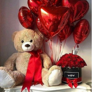 Подарочный набор красные розы в коробке, мишка и шары сердца