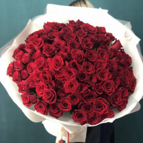 Букет 101 красная роза с упаковкой в Москве