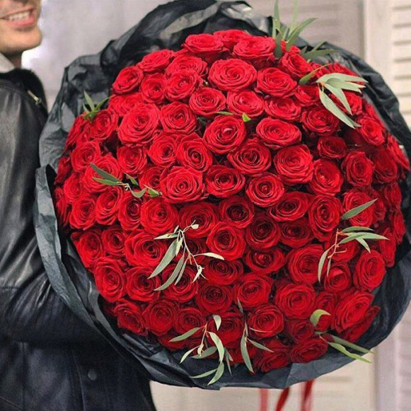 Букет 101 красная роза с эвкалиптом и упаковкой в Москве