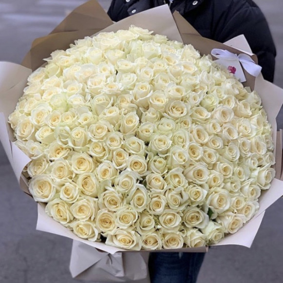 Большой букет 151 белая роза с оформлением в Москве