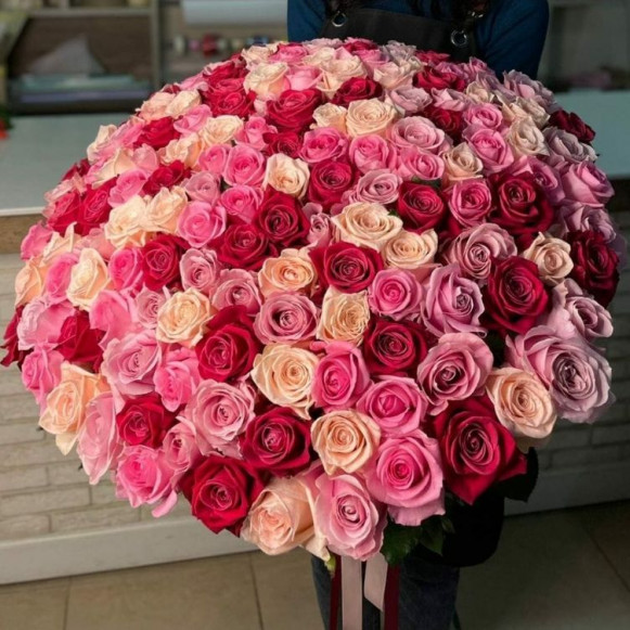 Букет 151 разноцветная роза с лентами