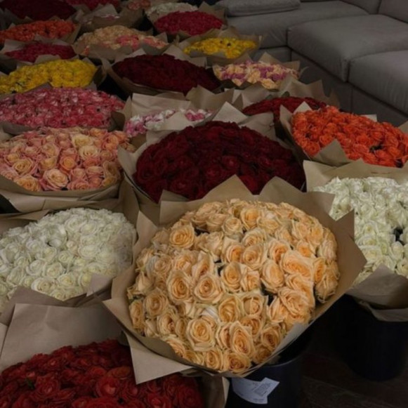 501 разноцветная роза в 10 букетах с упаковкой Москва