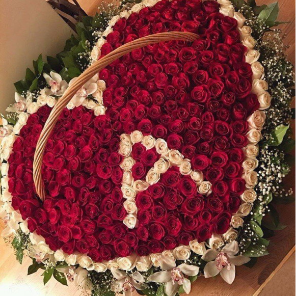 Премиум корзина 501 роза с буквой в Москве