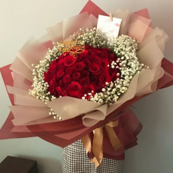 Букет 35 красных роз с гипсофилой и пышной упаковкой в Москве