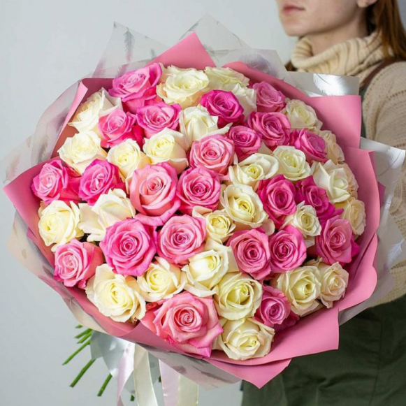 Букет 51 белая и розовая роза с оформлением в Москве