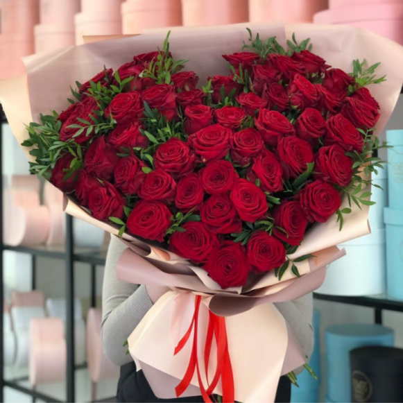 Букет 51 красная роза в форме сердца с зеленью в Москве