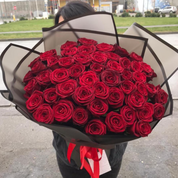 Букет 51 красная роза с черной упаковкой в Москве