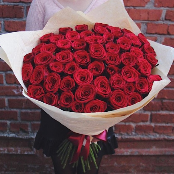 Букет 51 красная роза с бежевой упаковкой в Москве