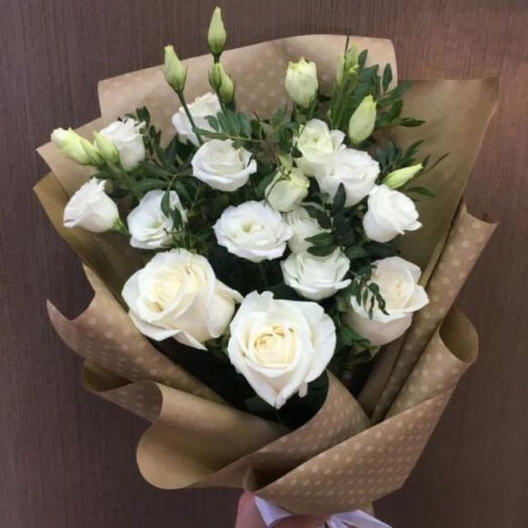 Букет 5 белых роз с эустомой в крафте в Москве