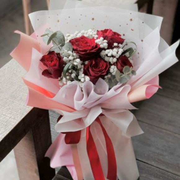 Букет 5 красных роз с гипсофилой и эвкалиптом в Москве
