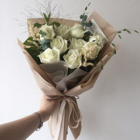  Букет 9 белых роз с эвкалиптом и упаковкой в Москве