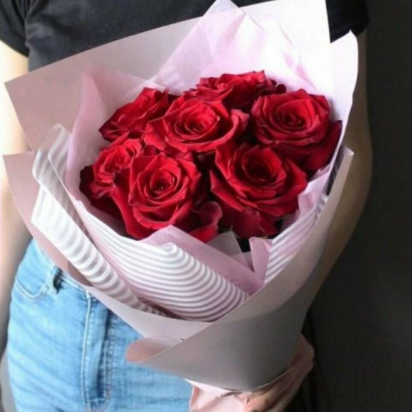 Букет 7 красных роз с розовым оформлением в Москве