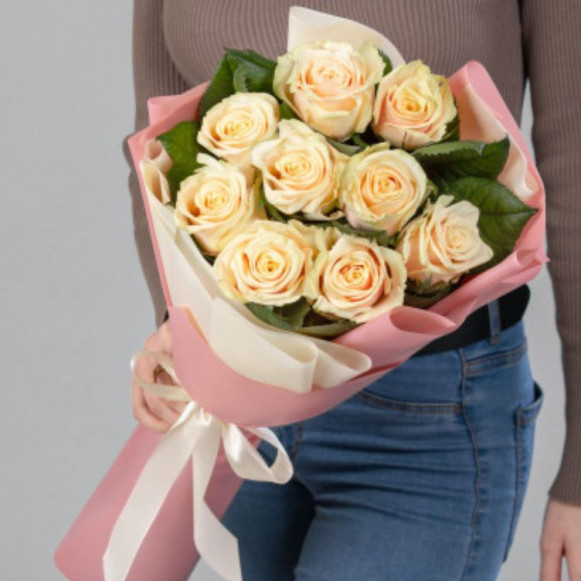 Букет 9 кремовых роз с упаковкой в Москве