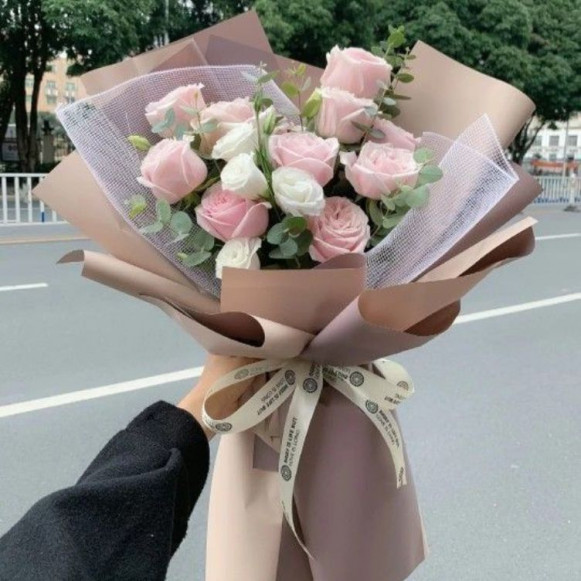 Букет 9 розовых роз с белой эустомой и упаковкой в Москве