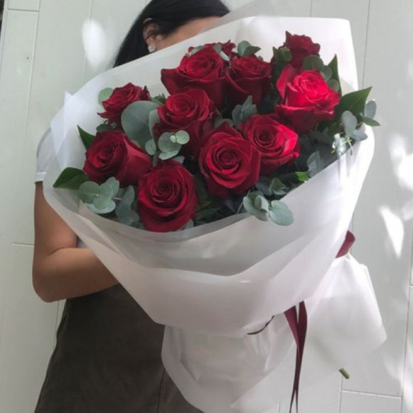 Букет 11 красных роз с эвкалиптом и упаковкой в Москве