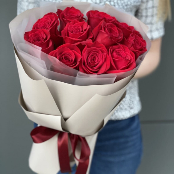Букет 11 красных роз с бежевым оформлением в Москве